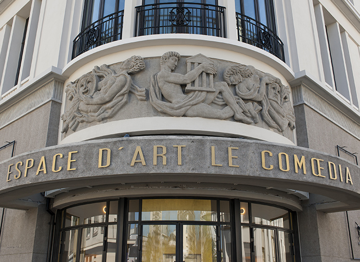 Espace d'art le Comoedia facade bas relief jean rene debarre michel ouchacoff art contemporain galerie espace art le comoedia brest finistère tourisme culture