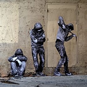 Levalet collage urbain artiste de la galerie espace art le Comoedia Brest exposition art urbain street art