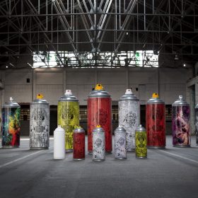 Bombes aerosoles sculptures surdimentionnees de Julien Soone artiste de la galerie art le Comoedia exposition art urbain