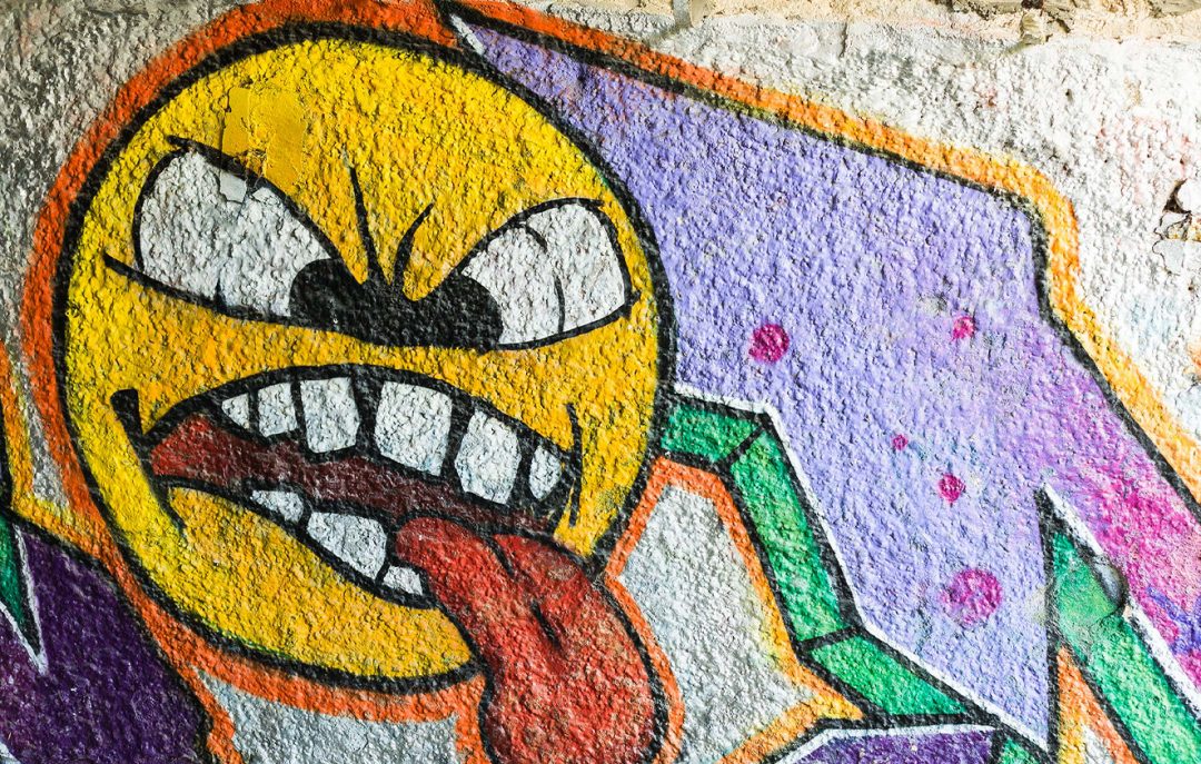 Photographie street art smiley coloré de JPH