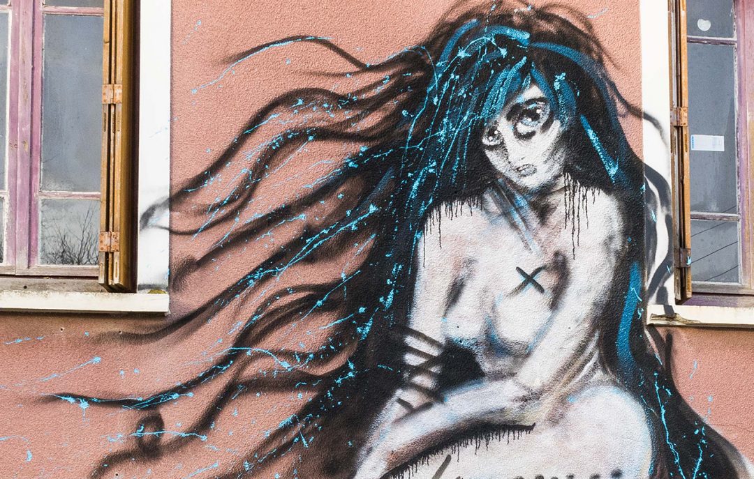 Photographie oeuvre street art sirène graffiti de JPH bandeau le comoedia brest galerie exposition vente art urbain contemporain finistere bretagne culture tourisme
