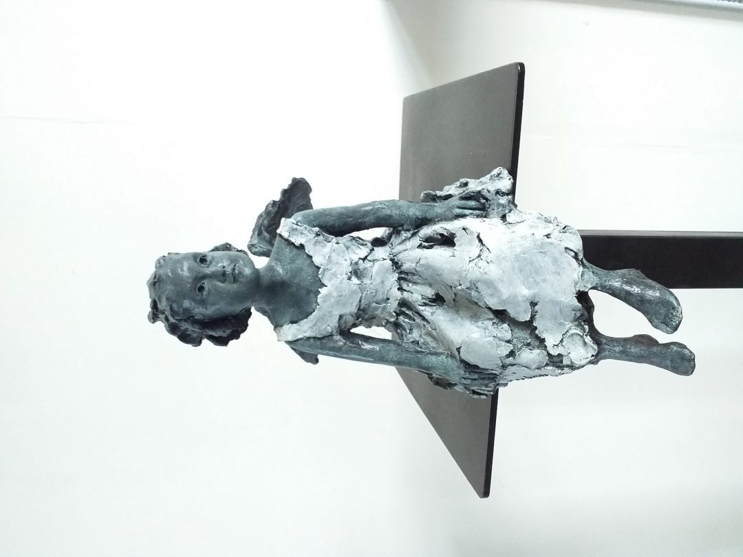 Sculpture Martine Kerbaole Fillette en robe assise et ailes d'ange
