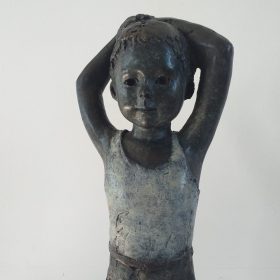 Sculpture Martine Kerbaole Petit garçon en marcel