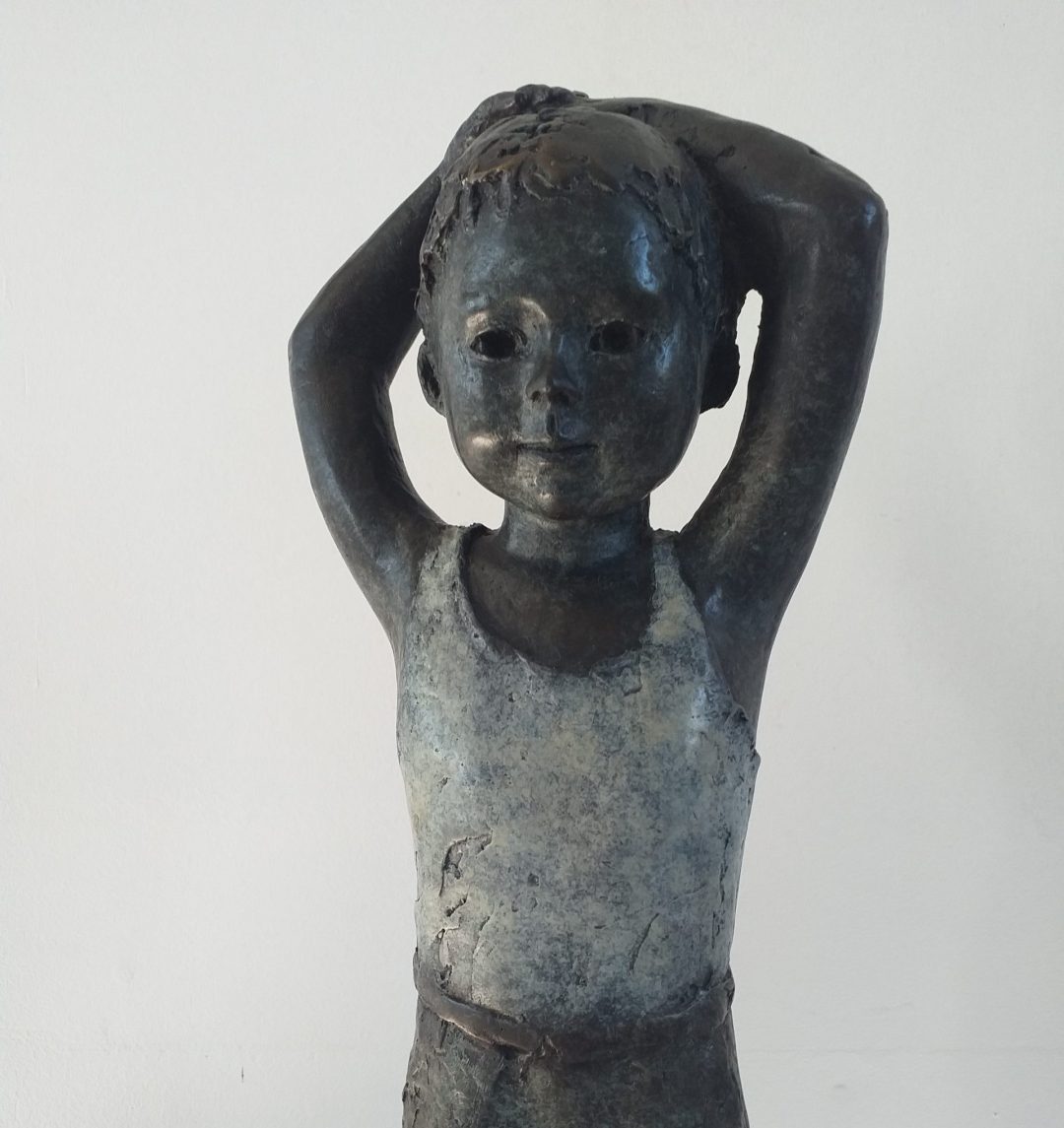 Sculpture Martine Kerbaole Petit garçon en marcel