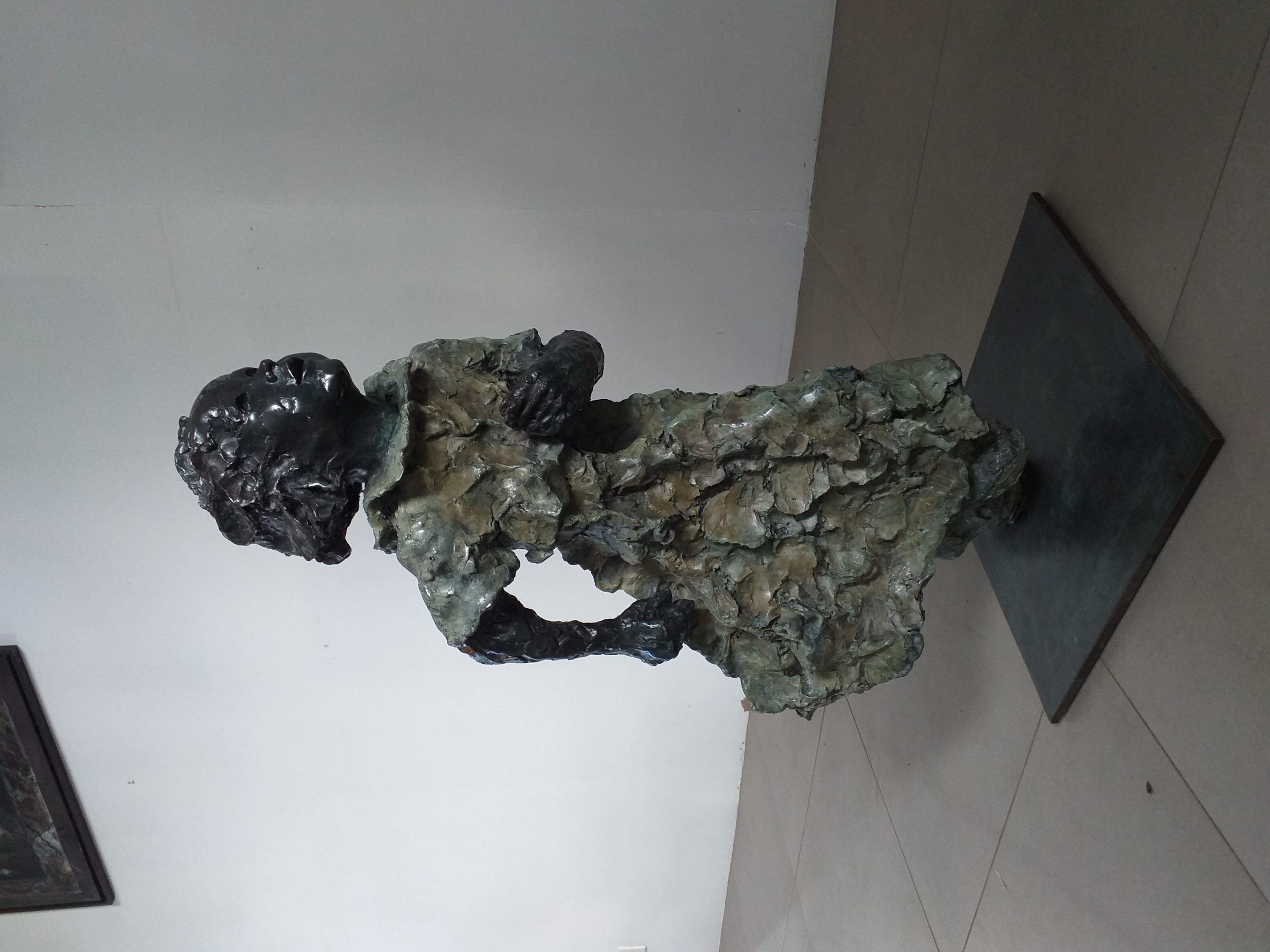 Sculpture Martine Kerbaole Filette en robe qui court