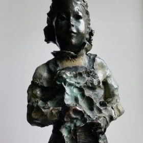 Sculpture Martine Kerbaole Fillette en salopette avec des tresses