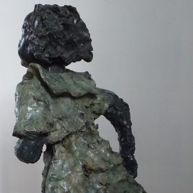 Sculpture Martine Kerbaole Filette en robe qui court