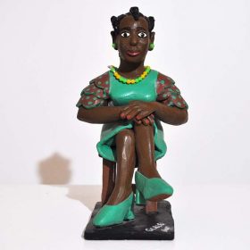 Sculpture - Eulogé Glélé - Femme africaine - Robe et talons verts - assise sur une chaise