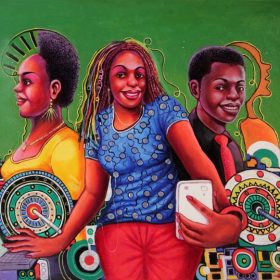 Peinture - Shula Mosengo - Femmes sur téléphone ou ordinateur - homme regarde le spectateur - fond vert