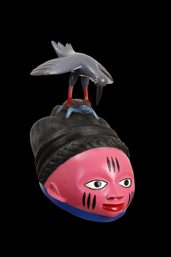 Sculpture - masque gèlèdè - Kifouli DOSSOU - oiseau gris et rouge sur tortue bleu et marron - visage rose, rouge, noir et bleu