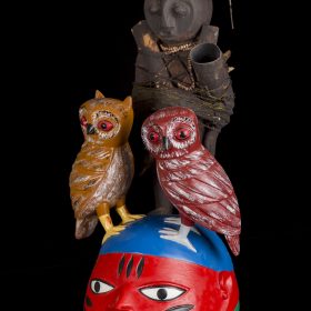 Sculpture - masque gèlèdè - Kifouli DOSSOU - chouettes - personnage - coloré : marron, brun, rouge, bleu, vert, noir, blanc