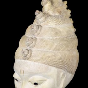 Sculpture - masque gèlèdè - Wabi DOSSOU - bois blanc - visage avec marque sur le front et la joue - cheveux coiffés en relief