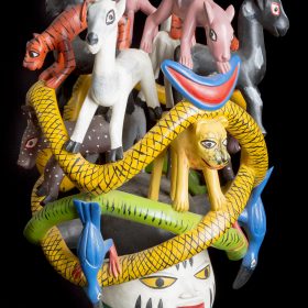 sculpture - masque gèlèdè - Kifouli DOSSOU - animaux : chèvre, tigre, oiseau, chien, chat... - coloré : jaune, vert, bleu, rose, blanc, vert, noir, orange, marron, gris
