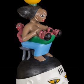 Sculpture - masque gèlèdè - Kifouli DOSSOU - femme africaine assise donnant le sein à ses enfants - jupe bleu - pot jaune sur sa tête - tabouret gris - visage blanc, noir, bleu