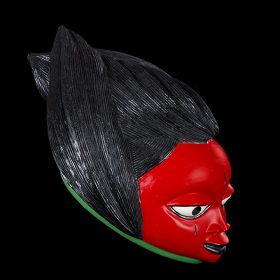 Sculpture - masque Gèlèdè - Kifouli DOSSOU - Visage rouge - lèvres noires - marques noires sur front + joues - cheveux noirs forment ailes