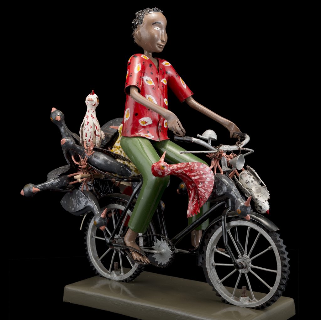 Sculpture - Didier AHADJI - Homme à vélo - oiseaux morts dessus