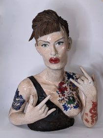 Une sculpture céramique, cuisson raku du buste d'une femme rock.