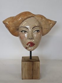 Sculpture céramique cuisson raku du visage d'une femme qui fume