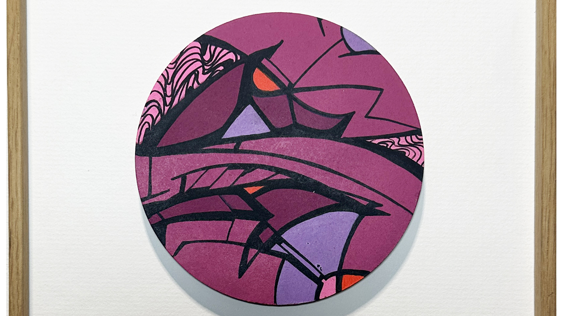une peinture abstraite colorée d'un cercle avec des formes et des lignes fragmentées