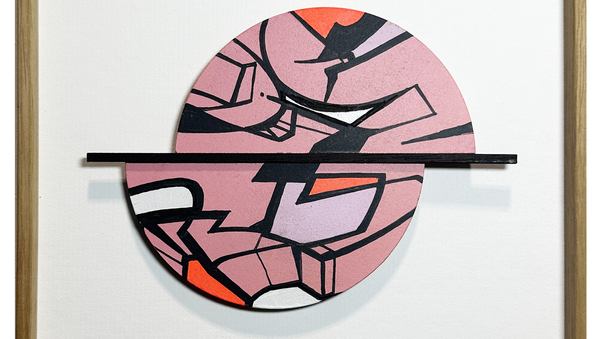 une peinture abstraite colorée d'un cercle avec des formes et des lignes fragmentées