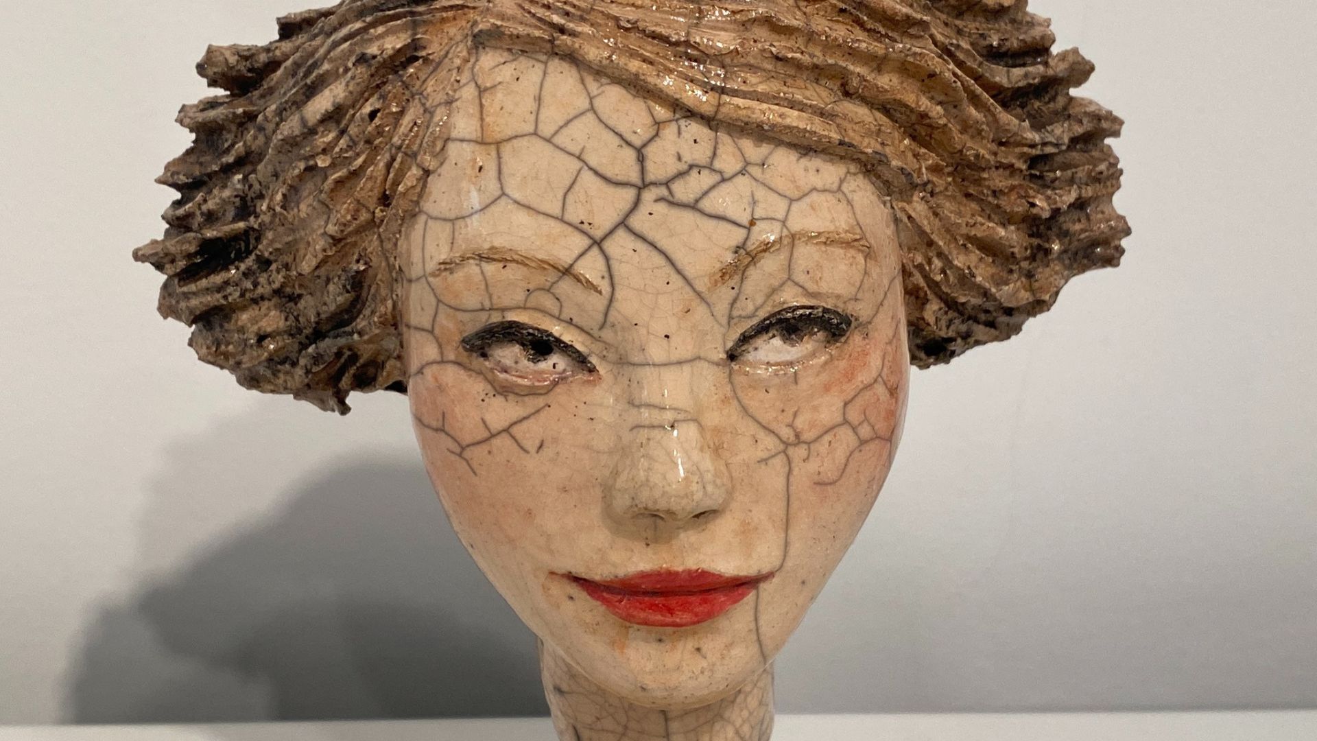 Sculpture céramique cuisson raku du visage d'une femme