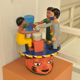 groupe de personne rassemblé sur une table en forme de tête