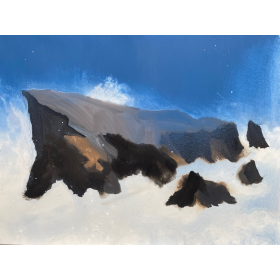 Montagne de roche dans les nuages