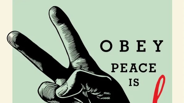 Une main faisant le signe de paix, avec écrit "Peace is radical".