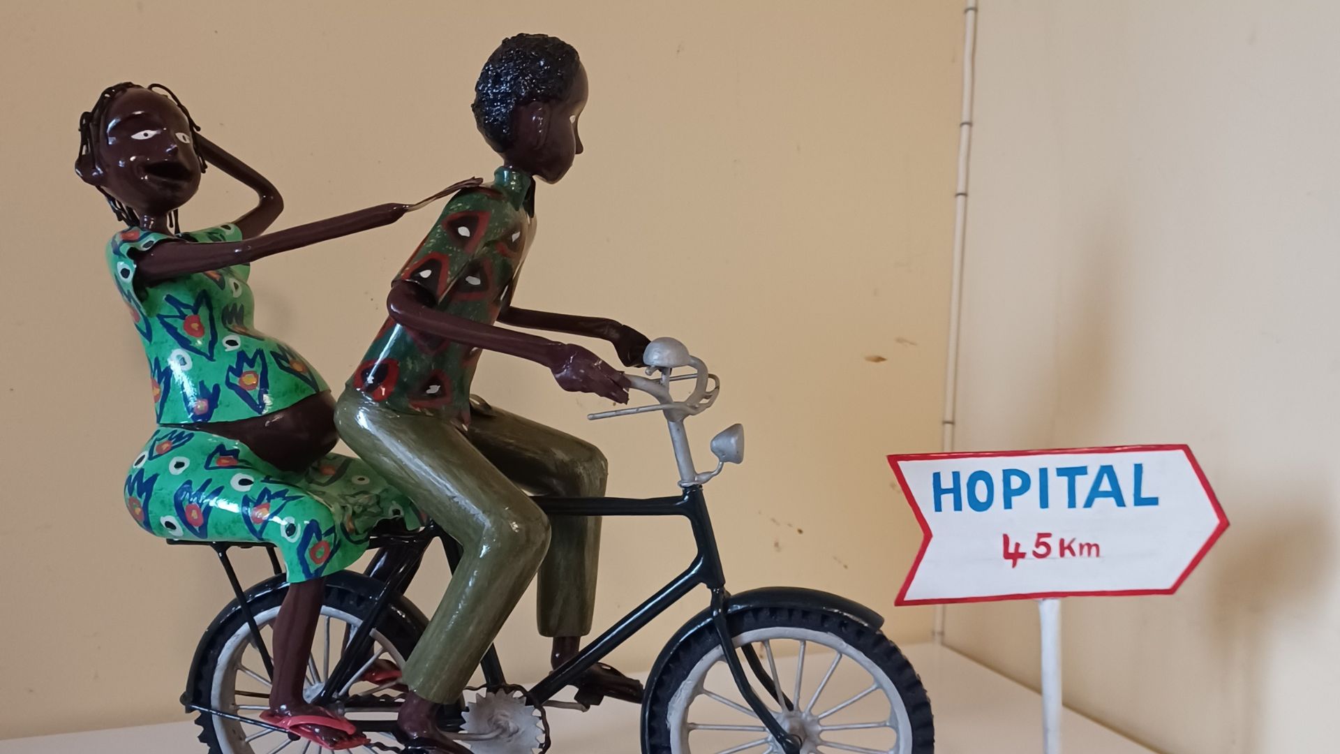 Sculpture d'un couple de futures parents à vélo en direction de l'hôpital
