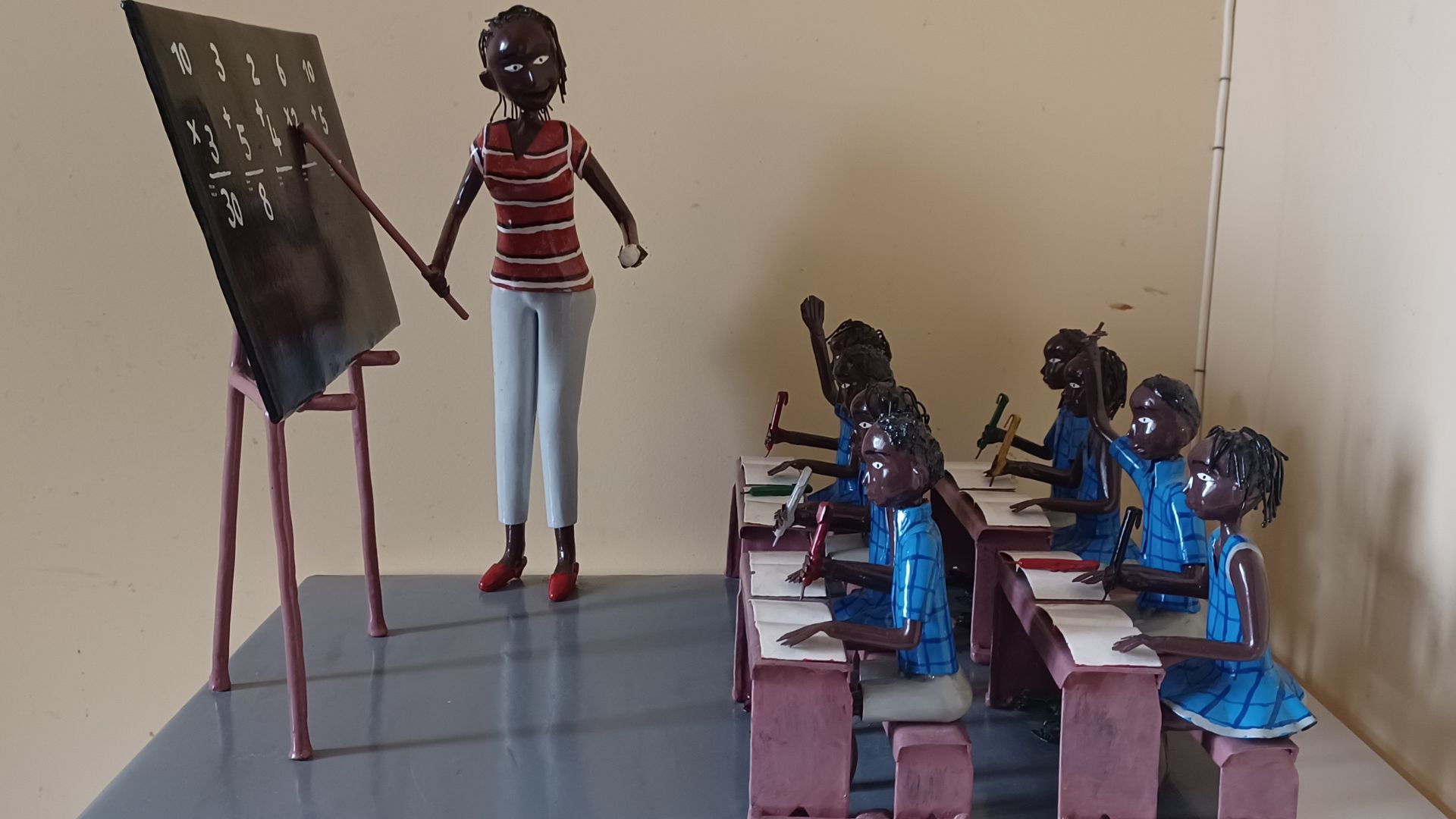 Sculpture d'une salle de classe d'enfants avec leur institutrice