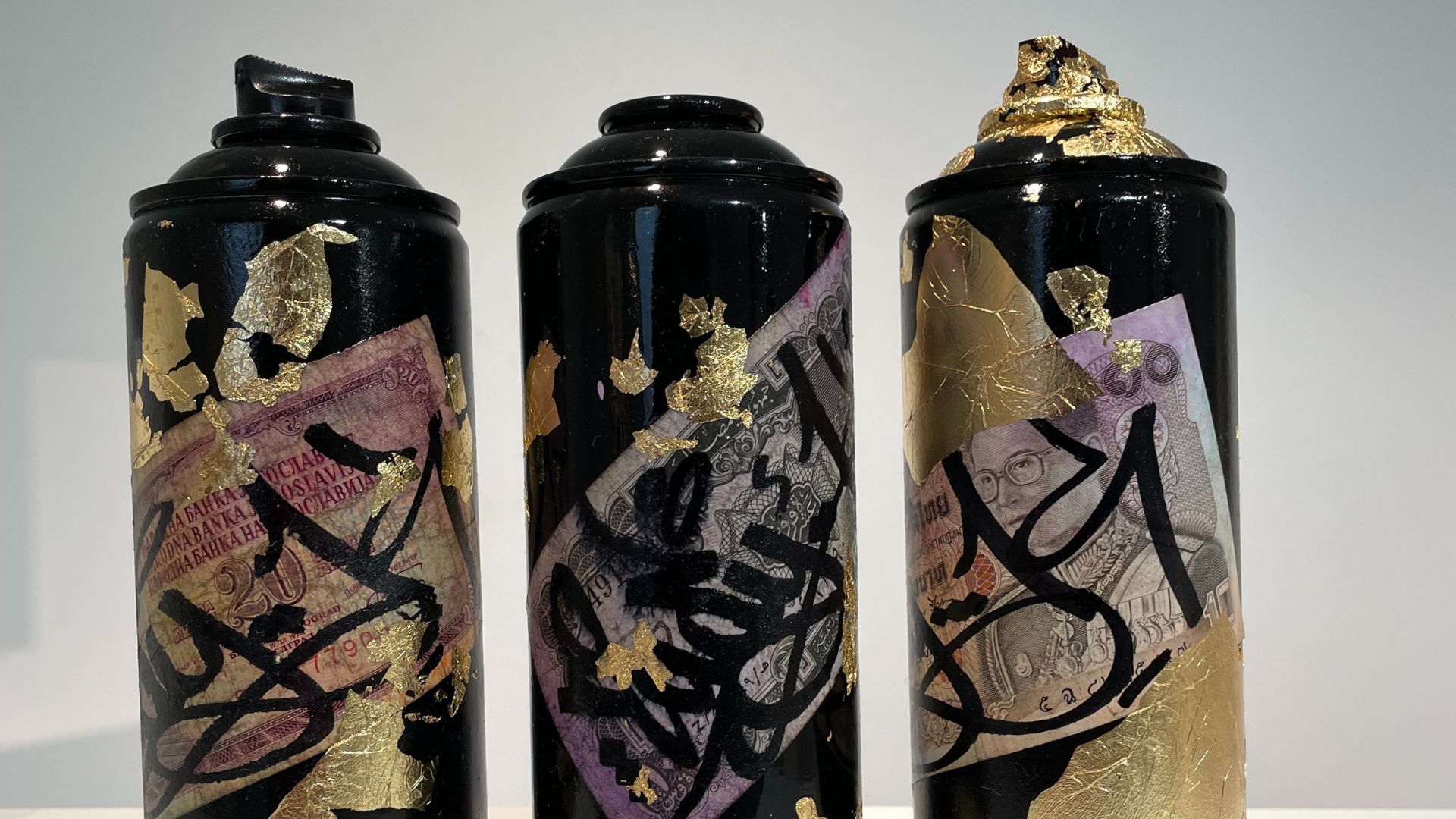 Bombe marouflée feuille d'or et billet de banque tagué