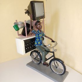 Sculpture d'un homme à vélo qui déménage