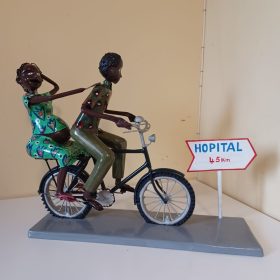 Sculpture d'un couple de futures parents à vélo en direction de l'hôpital