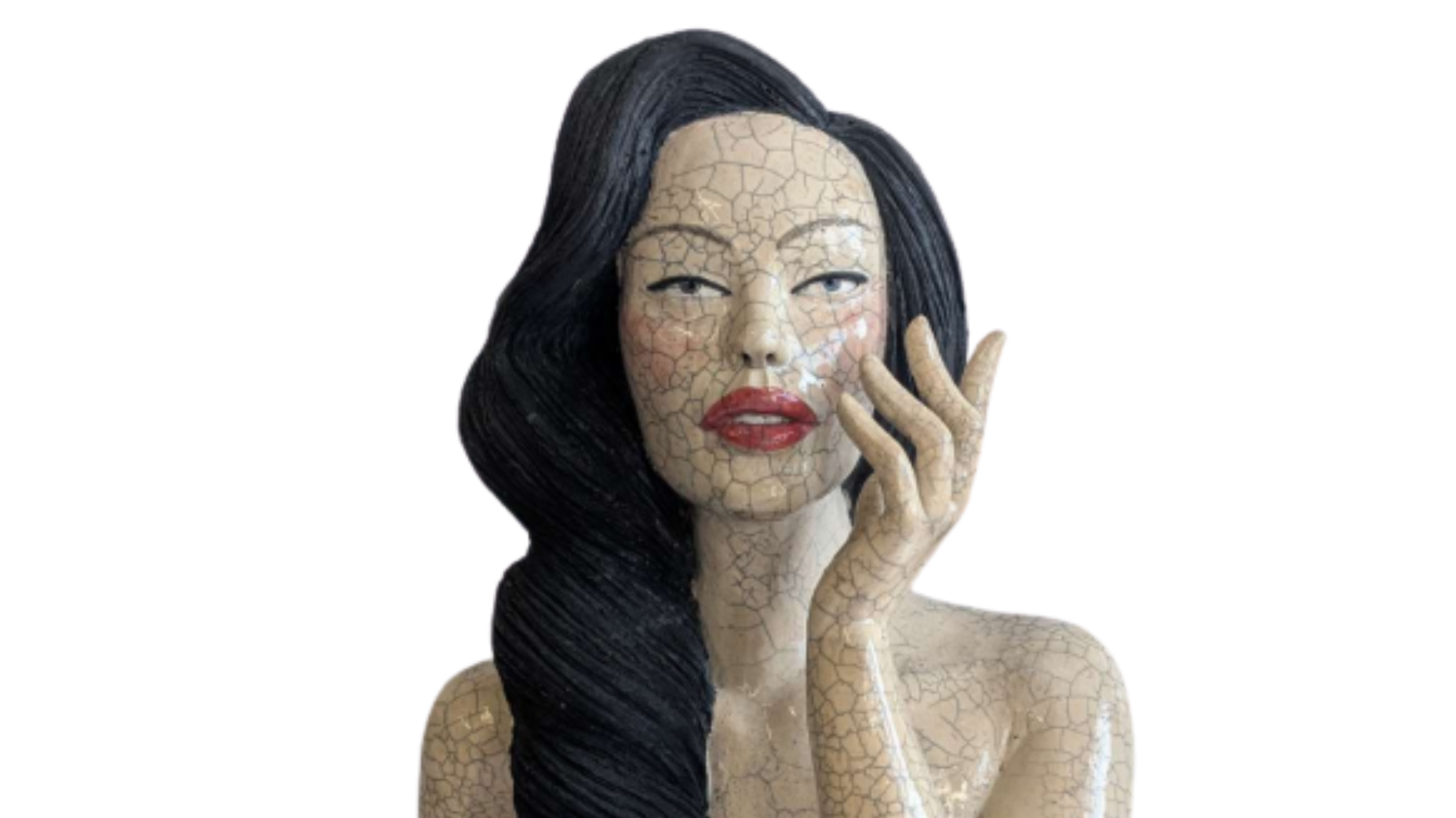Sculpture d'un buste d'une femme au cheveux noir et au rouge à lèvre rouge