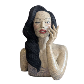 Sculpture d'un buste d'une femme au cheveux noir et au rouge à lèvre rouge