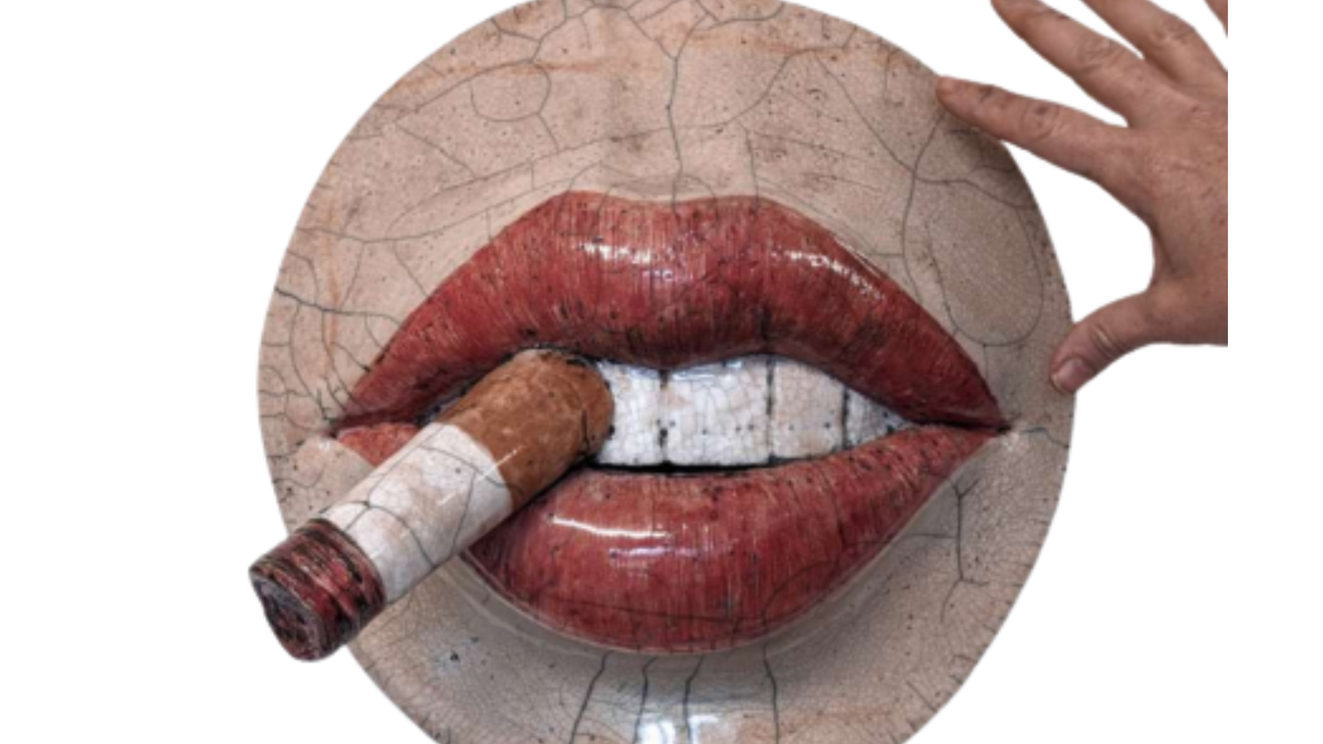 Sculpture murale d'une bouche avec une cigarette