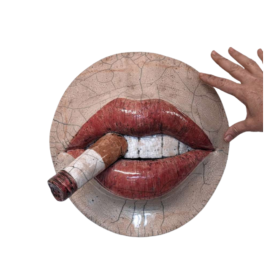 Sculpture murale d'une bouche avec une cigarette