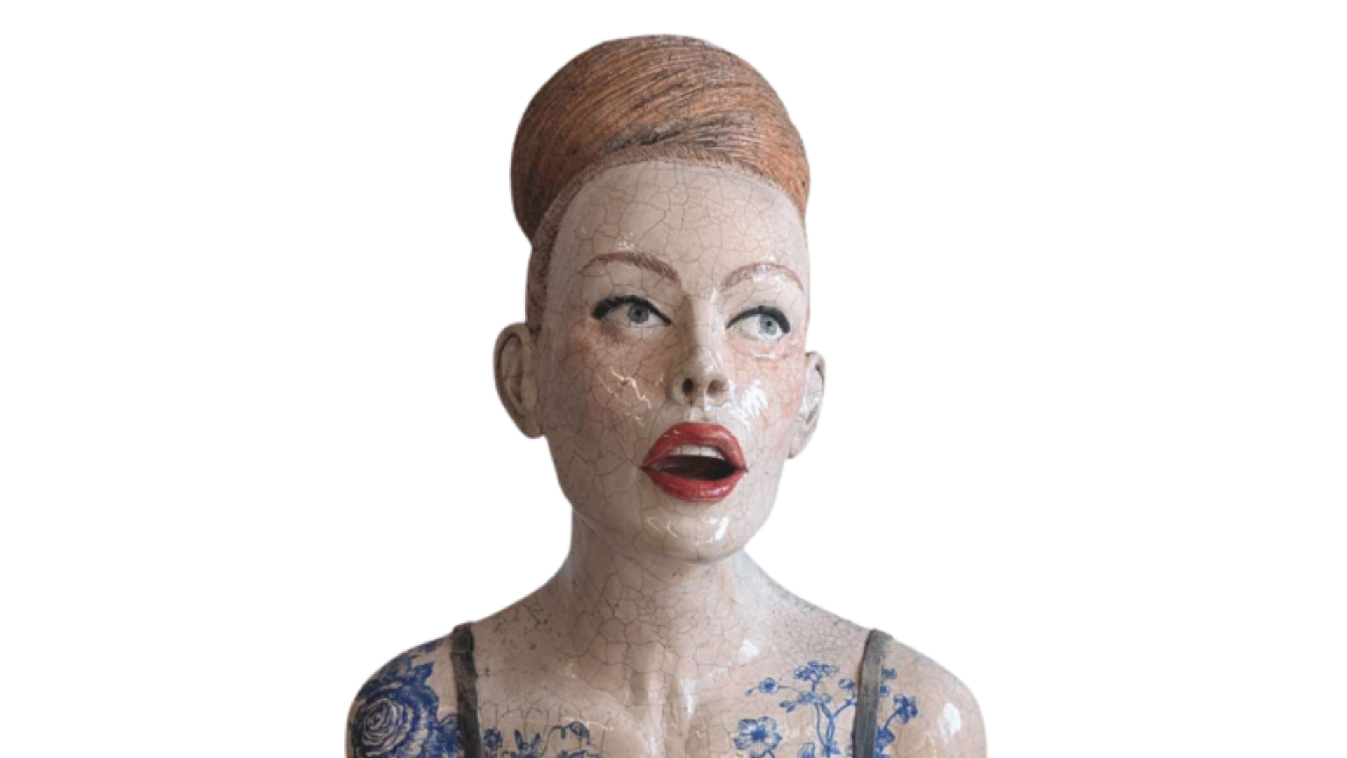 Sculpture d'un buste d'une femme tatouée regardant vers le ciel