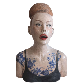 Sculpture d'un buste d'une femme tatouée regardant vers le ciel