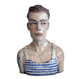 Sculpture d'un buste d'homme tatoué à l'épaule en débardeur à motif marinière