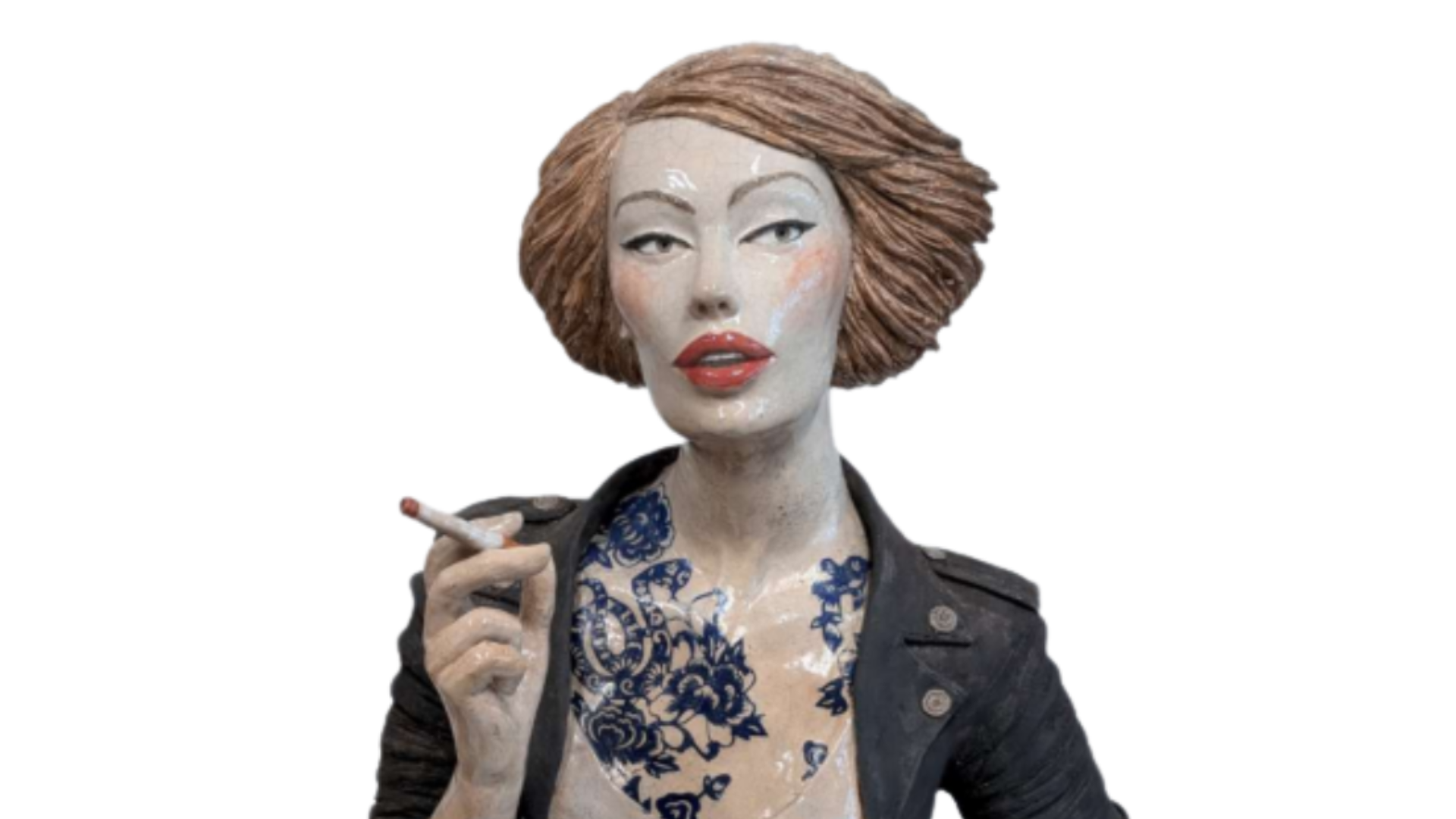 Sculpture d'une femme tatouée qui fume