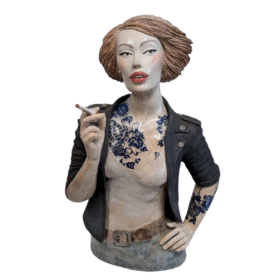 Sculpture d'une femme tatouée qui fume