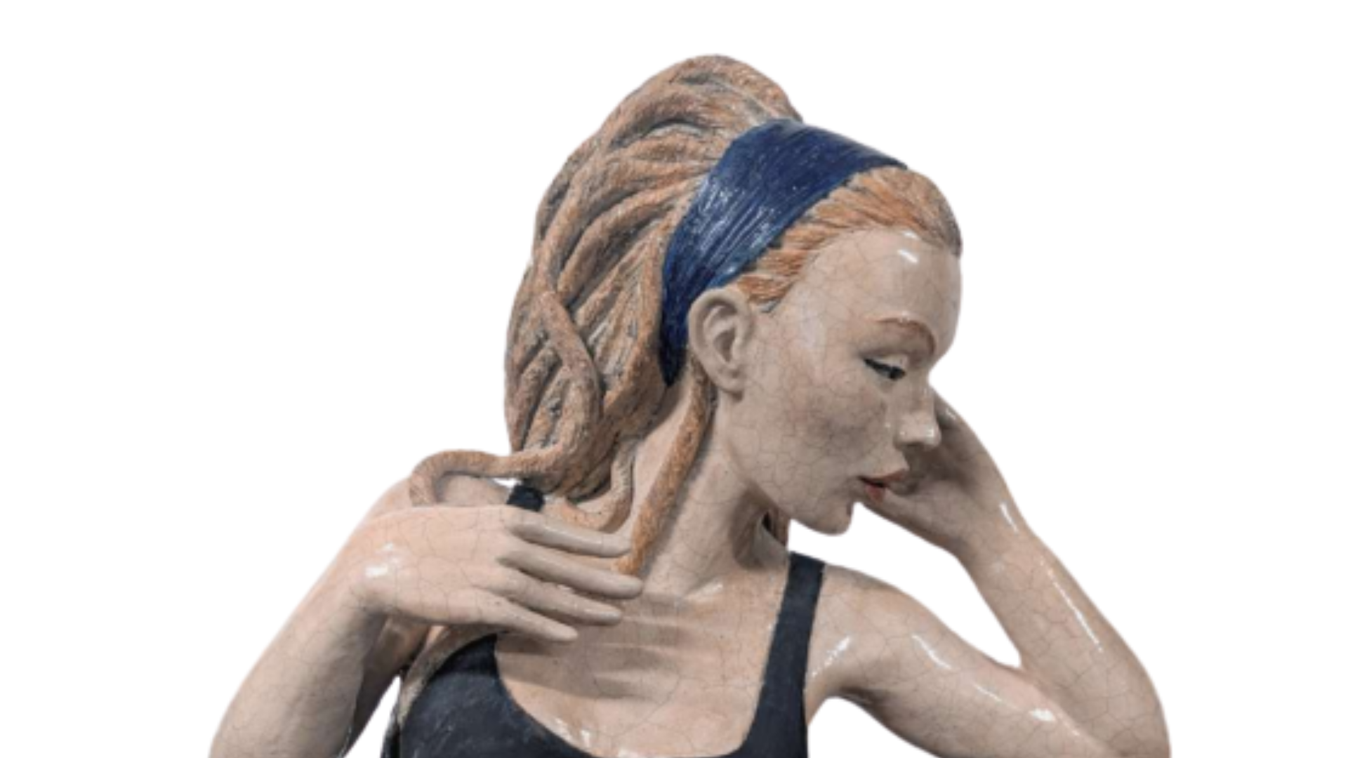 Sculpture d'un buste d'une femme prenant la pose en regardant sur le côté