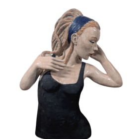 Sculpture d'un buste d'une femme prenant la pose en regardant sur le côté