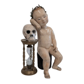 Sculpture d'un enfant endormi sur un crâne et un sablier