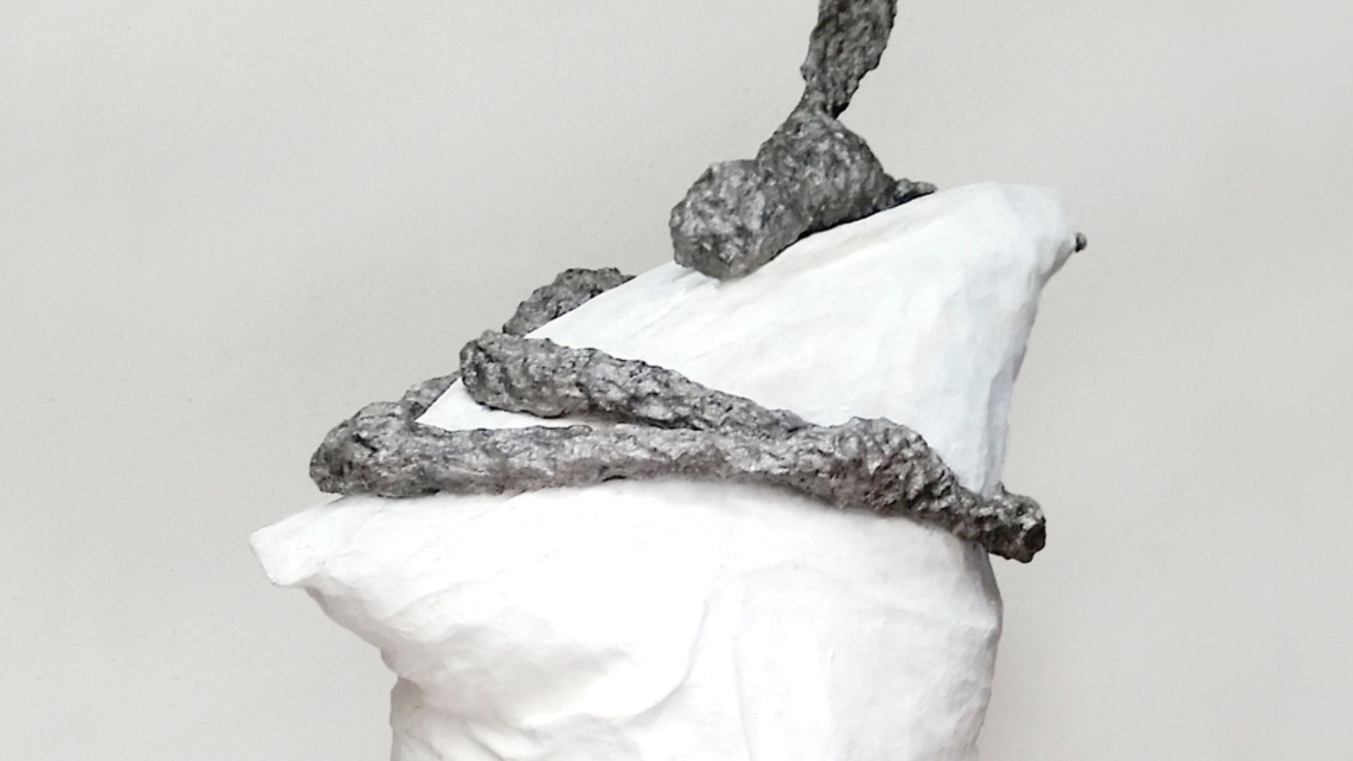 sculpture animalière qui fait un calin avec oreiller