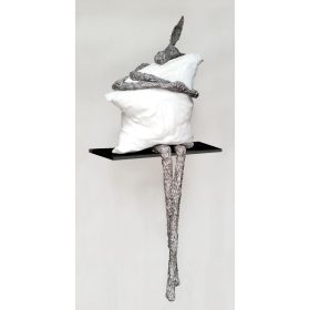 sculpture animalière qui fait un calin avec oreiller
