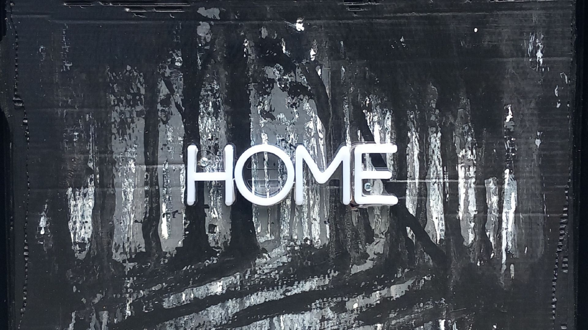 peinture noir et blanc d'une forêt avec le mot Home superposé