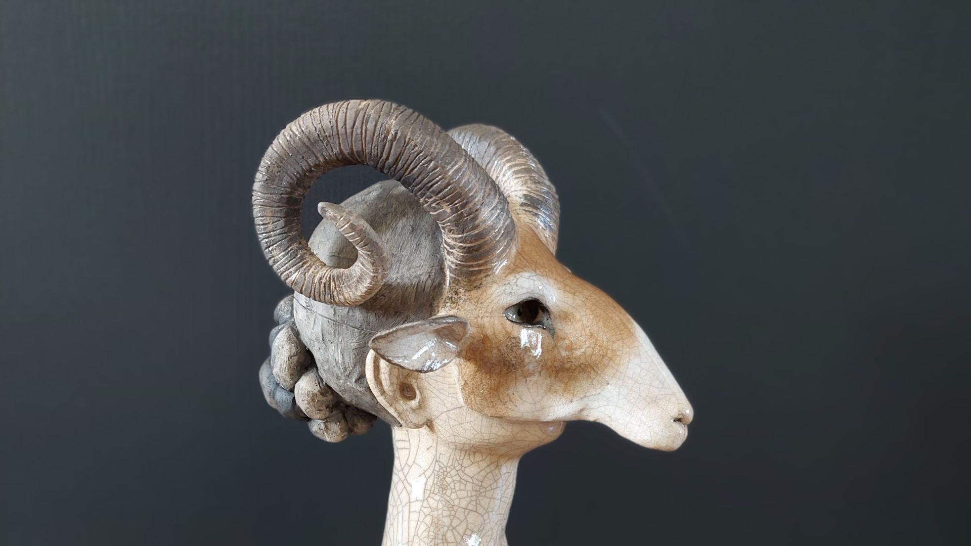 sculpture d'un buste masqué avec visage de mouflon