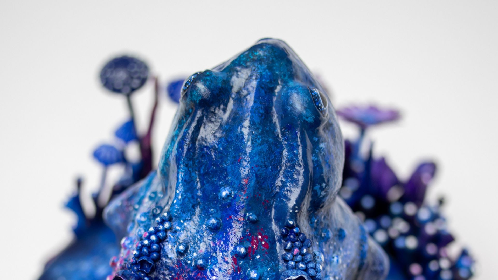 sculpture d'un crapaud sur boite de bijoux qui s'ouvre. Fleurs à l'intérieur